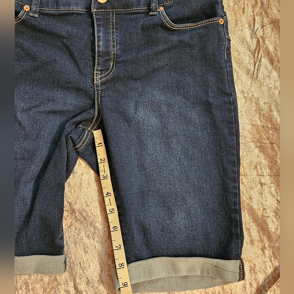 5/$25 Juicy Couture Flaunt It Bermuda Short - Picture 7 of 9